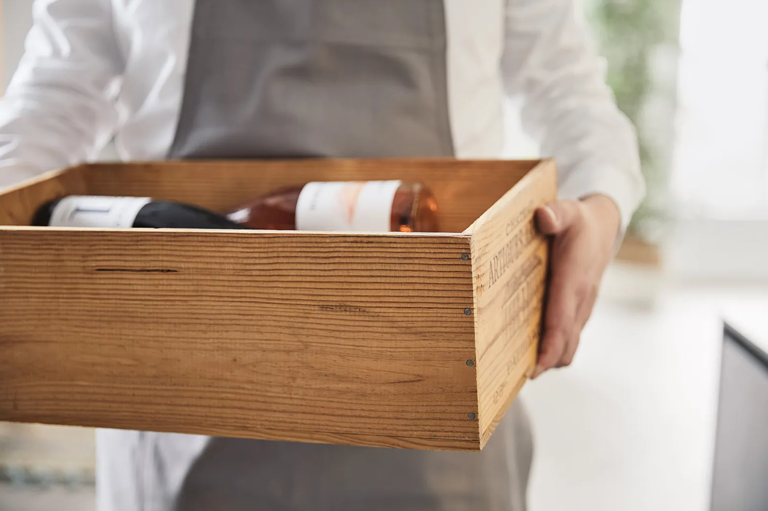 BG5990001_02_ELB-K023_Mood_Model_Weinkiste.webp