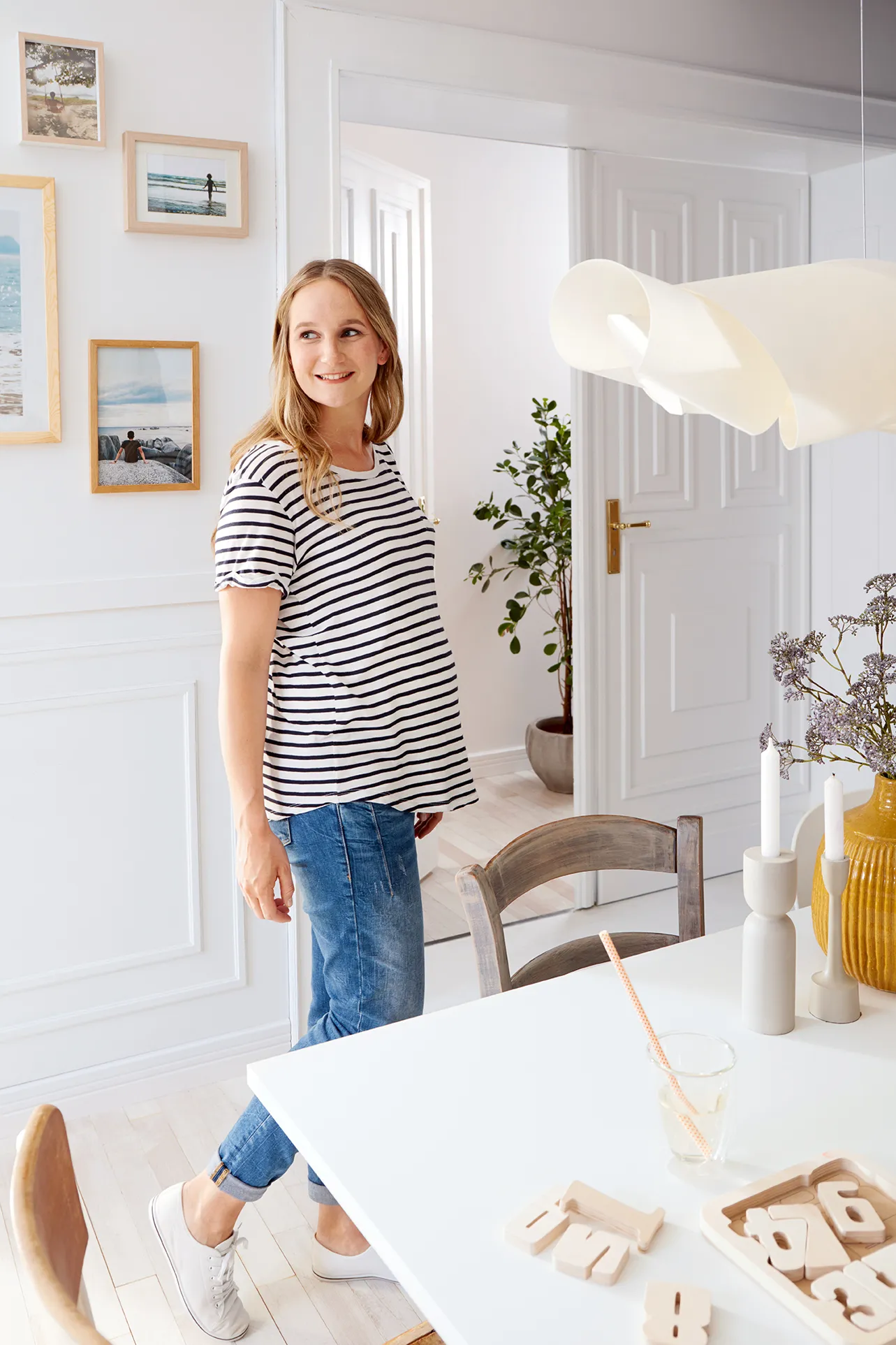 BG5990003_04_ALM-L497M_Mood_Model-01.webp